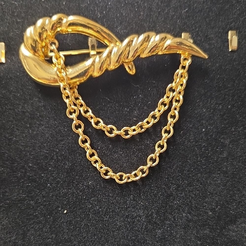 Chic Gold Brooch with Chain Accents